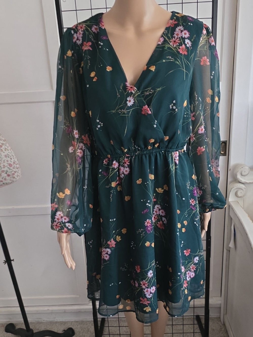 Floral V-Neck Green Long-Sleeve Dress